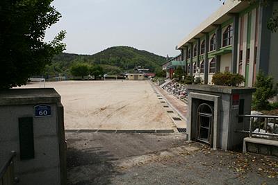 노량초등학교 교문 썸네일 이미지